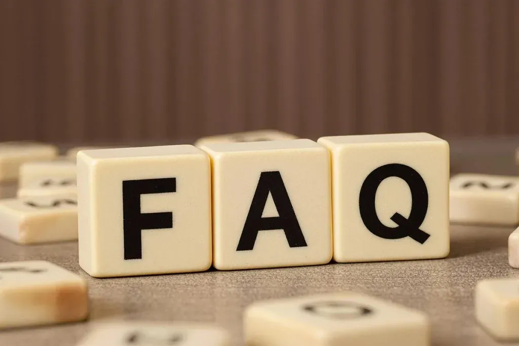 kleine Bausteine mit Buchstaben, die nebeneinander stehen und das Wort FAQ ergeben