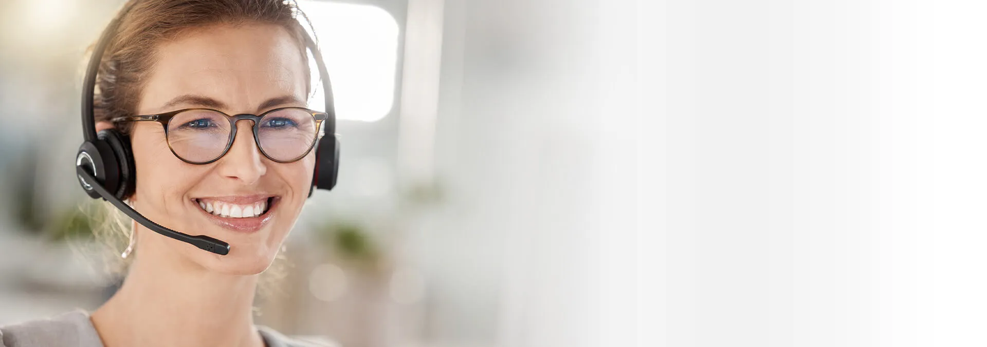 Freundliche Telefonservice-Mitarbeiterin mit Headset