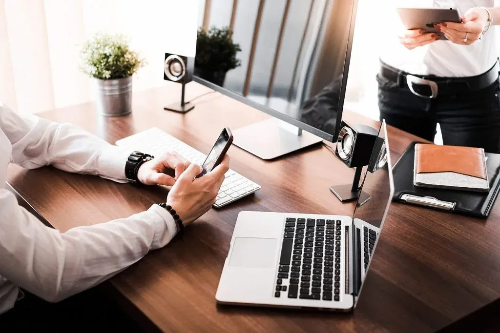 Meeting im Büro, Entlastung durch virtuelles Sekretariat 
