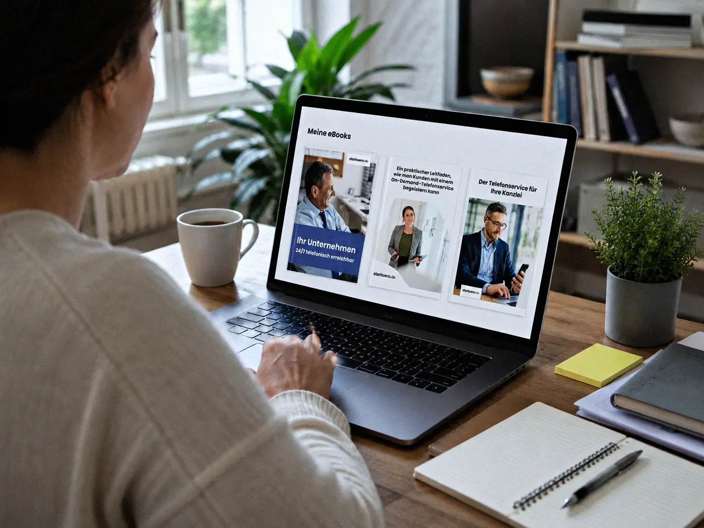 Unternehmerin liest am Schreibtisch in den E-Books von starbuero.de