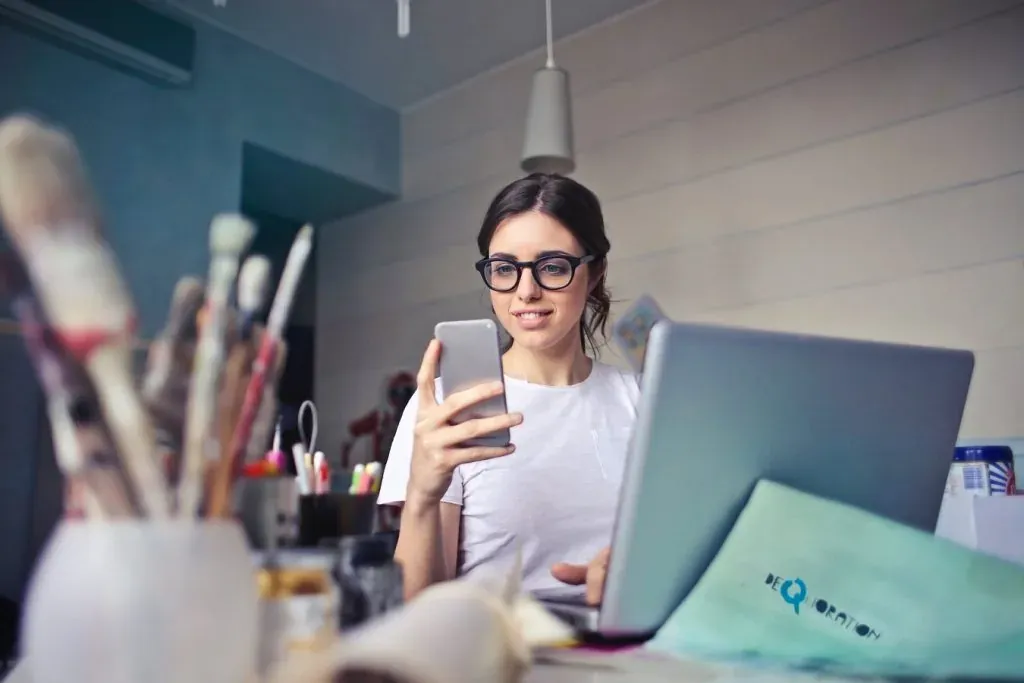 Junge Frau, Unternehmerin, am Telefon, weniger Arbeit durch virtuelles Sekretariat