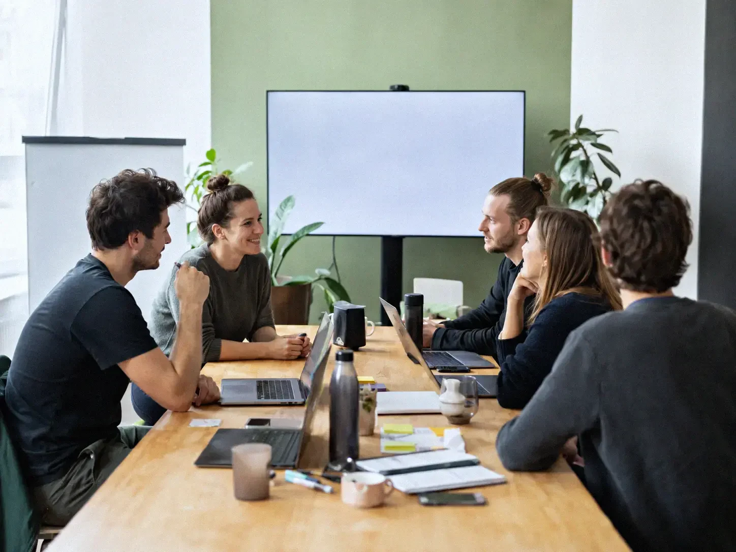 Gründerteam eines Start-ups bei der Arbeit – professioneller Telefonservice von starbuero.de