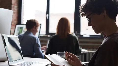 Virtuelles Sekretariat: 8 Wege, wie es Deine Produktivität steigert